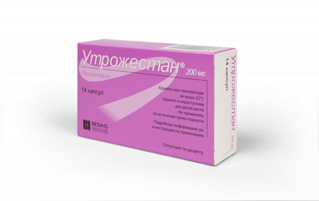 упаковка лекарства Утрожестан рядом с женскими руками